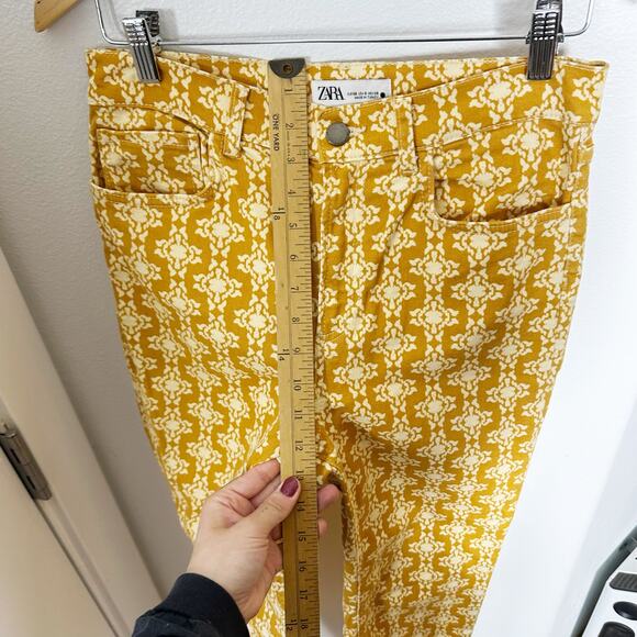 Zara The Dreed Yellow Printed Jeans Women's sz 6 - Picture 8 of 9